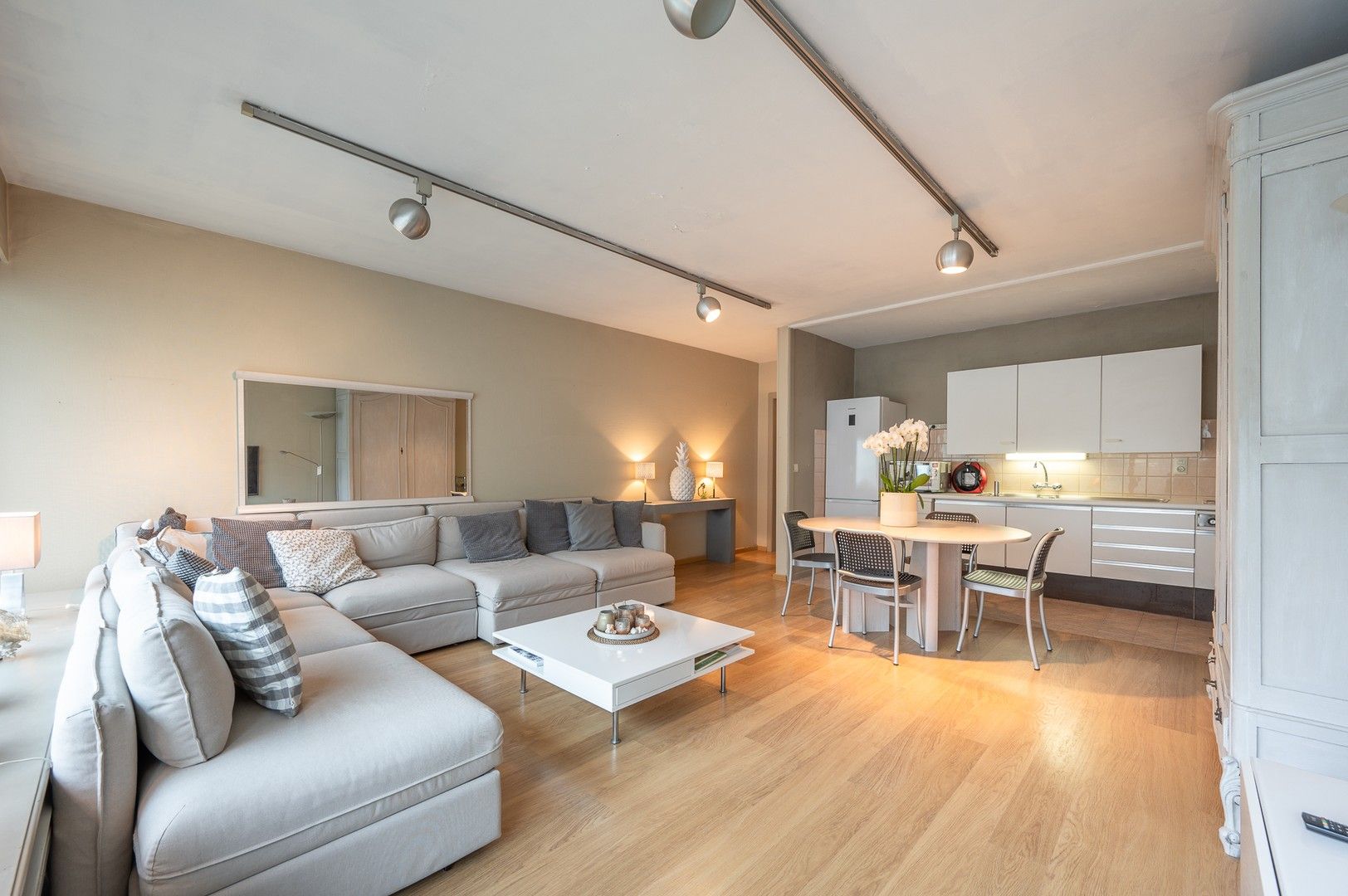 Appartement met zijdelings zeezicht gelegen vlakbij de winkels in de Kustlaan en de Zeedijk. foto 2