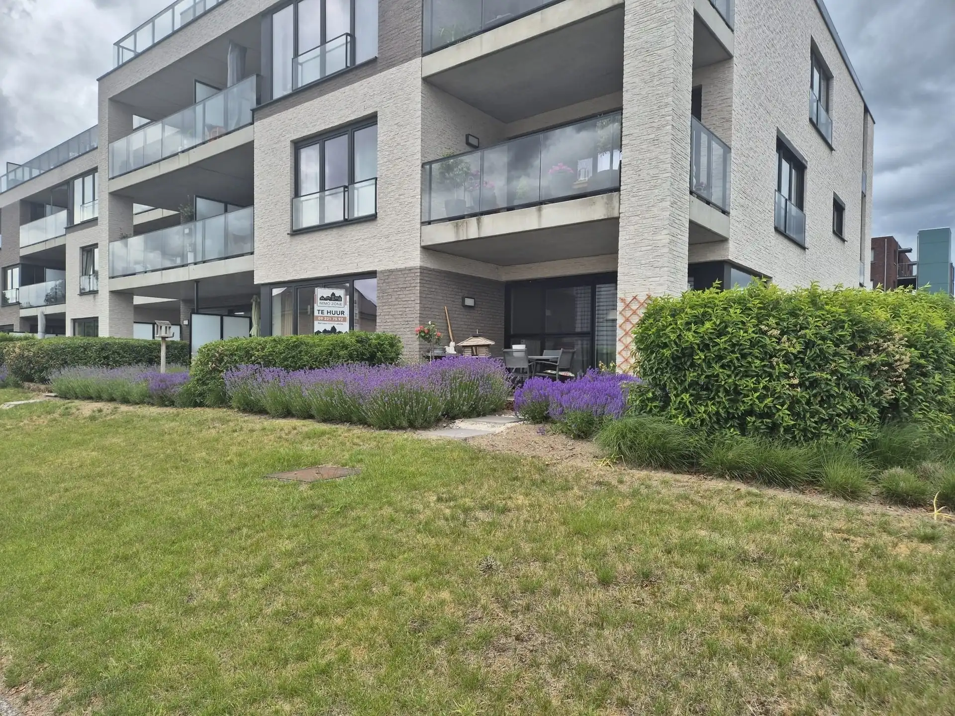 Modern gelijkvloers appartement met terras. foto 25
