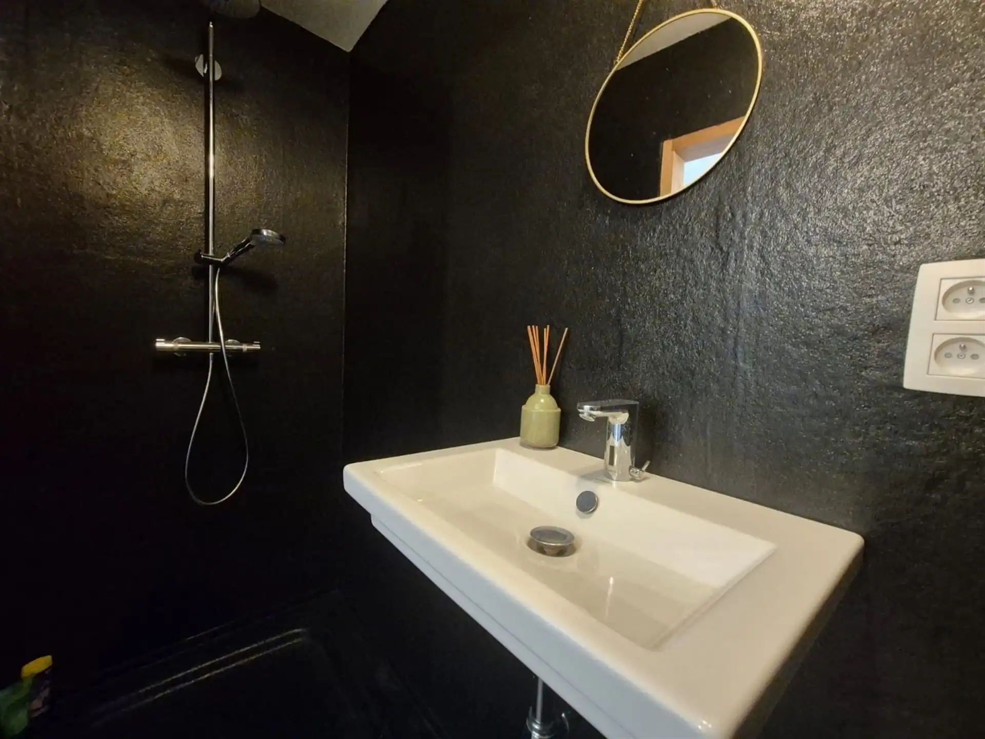 Gelijkvloerse kantoorruimte met kelder en terras. foto 23