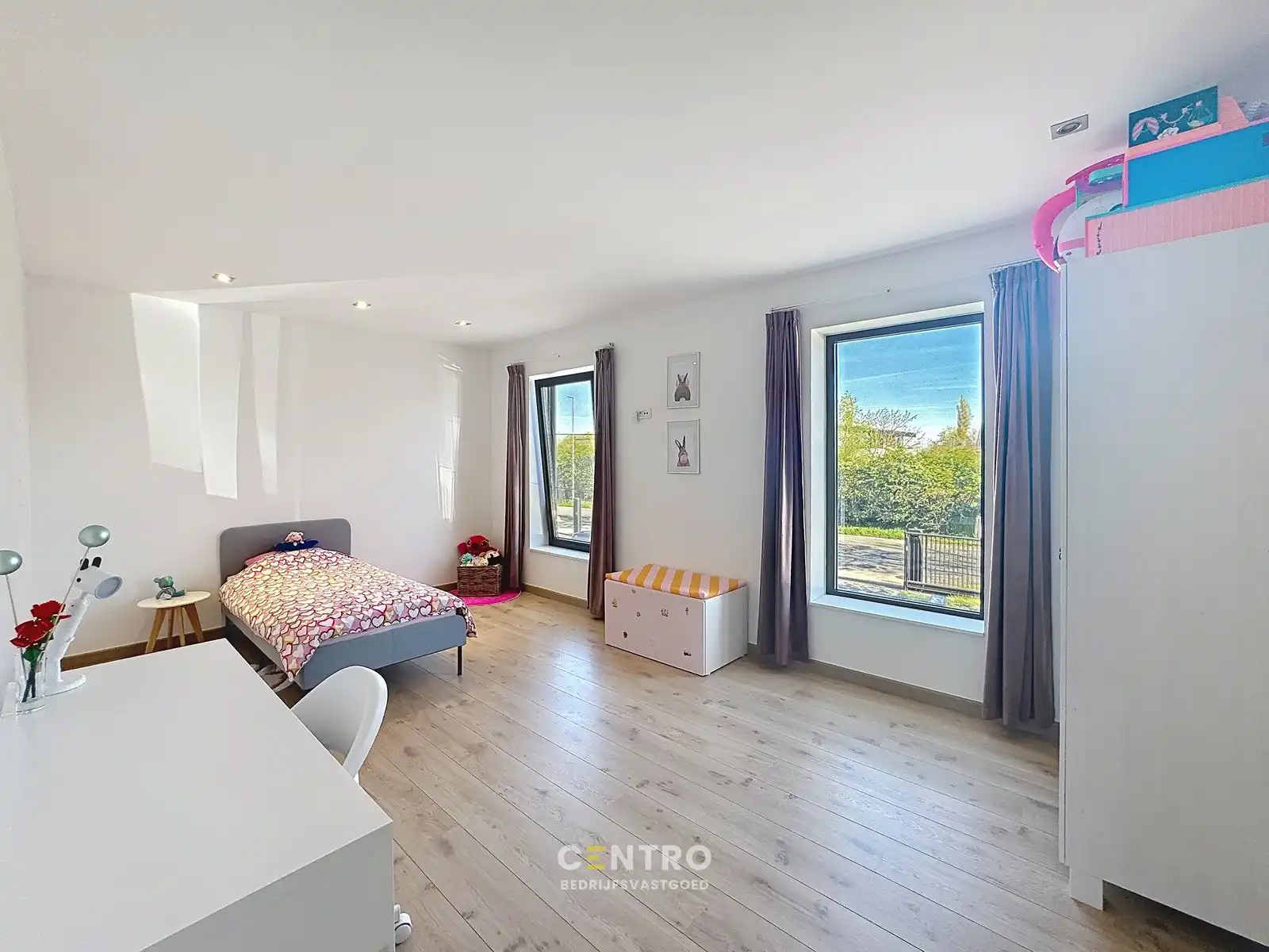 Instapklaar BEDRIJFSGEBOUW (bj. 2009) bestaande uit geïsoleerde MAGAZIJN, KANTOREN en een luxueus afgewerkte LOFT-APPARTEMENT op verdieping. Op bedrijventerrein "Oude Barriere" te Diksmuide. foto 17