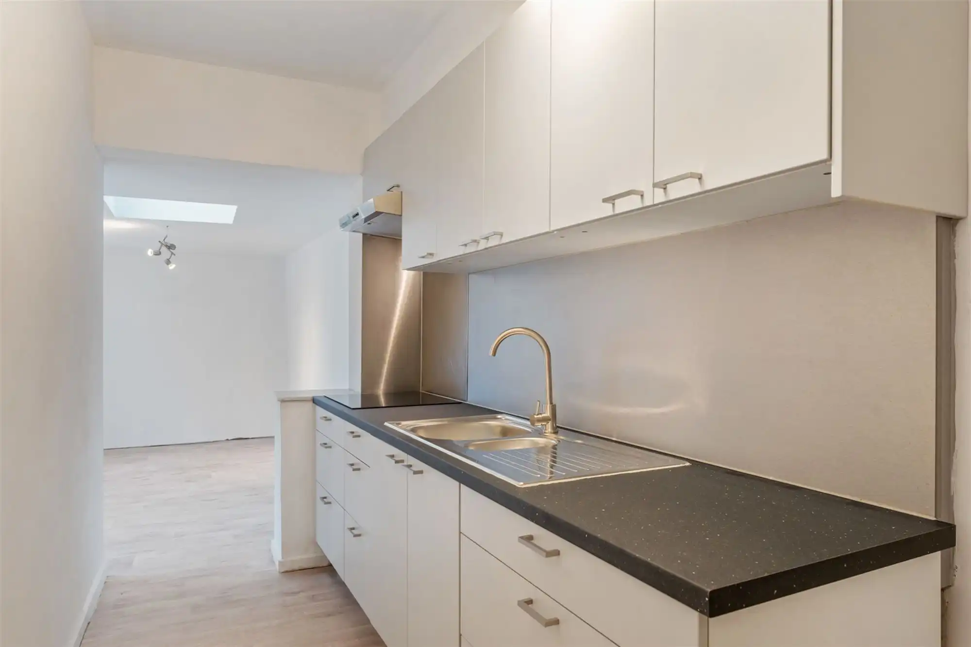 VERNIEUWD APPARTEMENT MET 2 SLAAPKAMERS PAL IN HET CENTRUM VAN BERINGEN foto 7