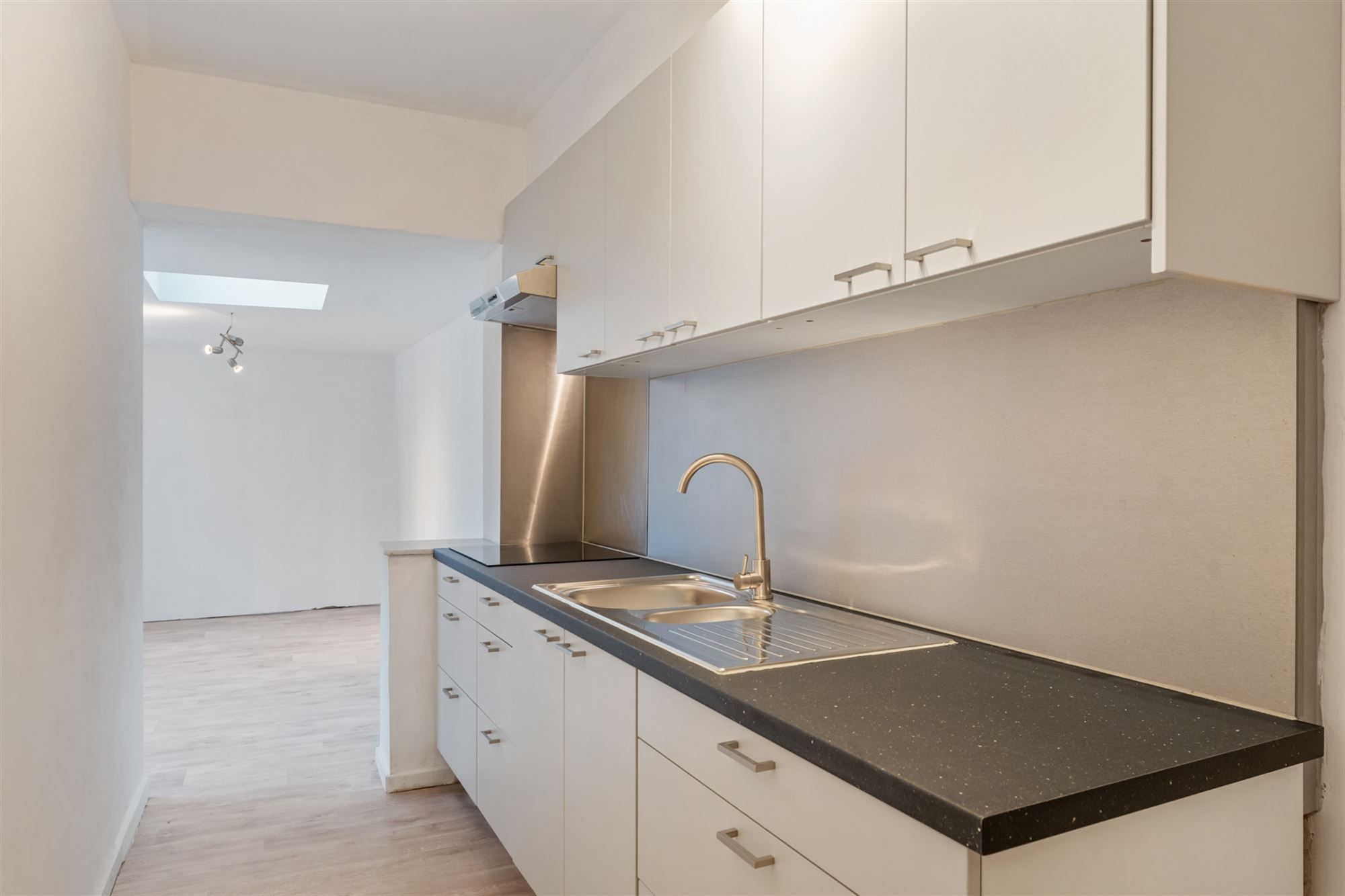 VERNIEUWD APPARTEMENT MET 2 SLAAPKAMERS PAL IN HET CENTRUM VAN BERINGEN foto 7