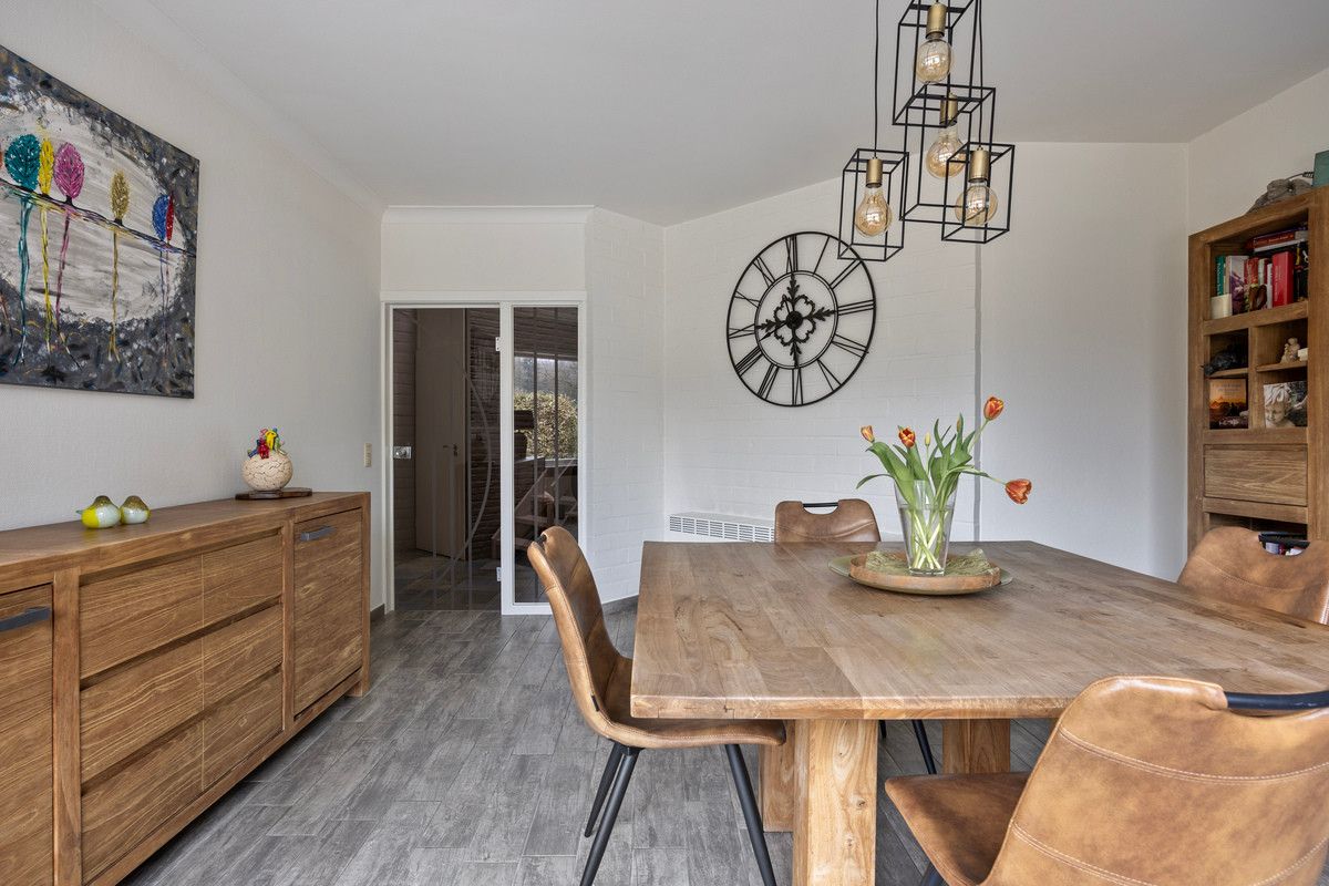 TIJDLOZE PAREL IN HET GROEN - STIJLVOL GERENOVEERDE VRIJSTAANDE WONING MET PRAKTIJK- OF BUREAURUIMTE OP RUIM PERCEEL VAN 13A31CA. foto 7