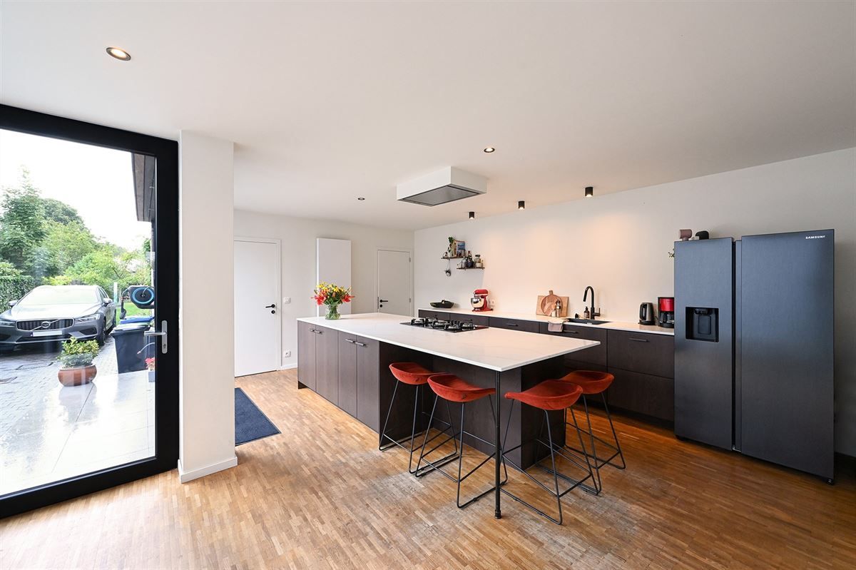Geheel gerenoveerde gezinswoning met ruime garage foto 7