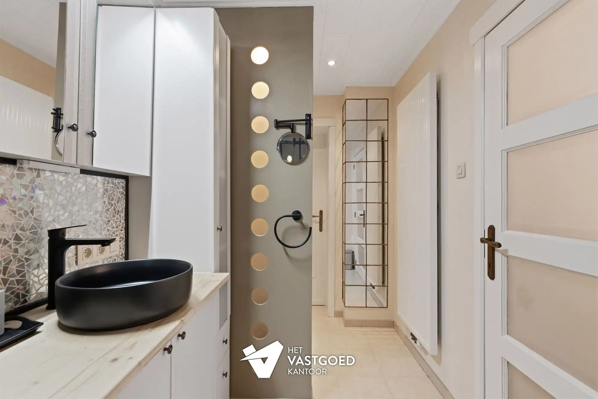 INSTAPKLAAR GELIJKVLOERS APPARTEMENT MET TERRAS, TUIN EN GARAGE foto 15