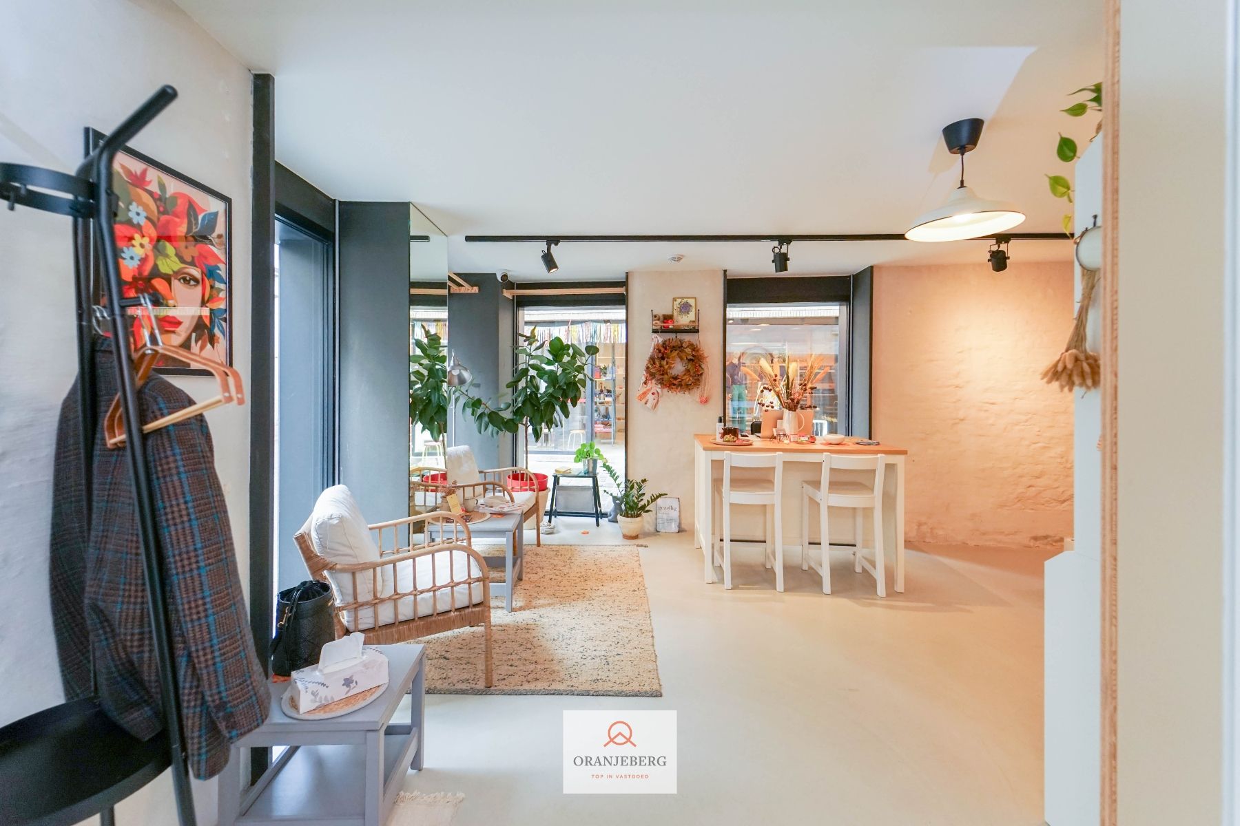 Hoekwinkel te huur vlakbij Vrijdagmarkt foto 2