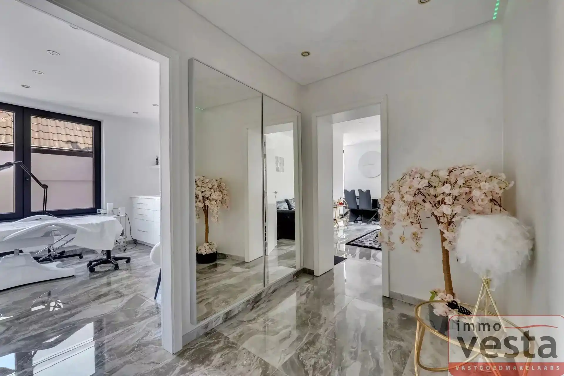 Goedgelegen, volledig gerenoveerd handelspand met woonst foto 11