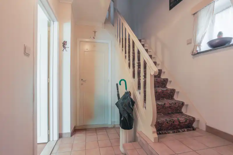 Te moderniseren woning  met 3 slaapkamers, bureau, garage en grote tuin (totale grondoppervlakte 308m²). foto 2