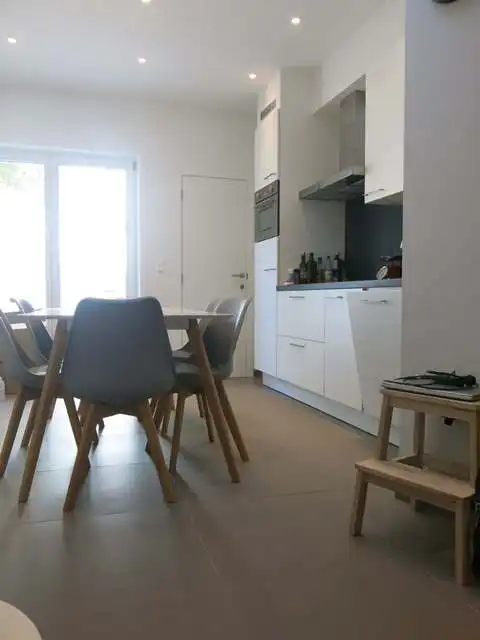 Gerenoveerd gelijkvloers appartement met ruim STADSTERRAS te huur in Brugge foto 5