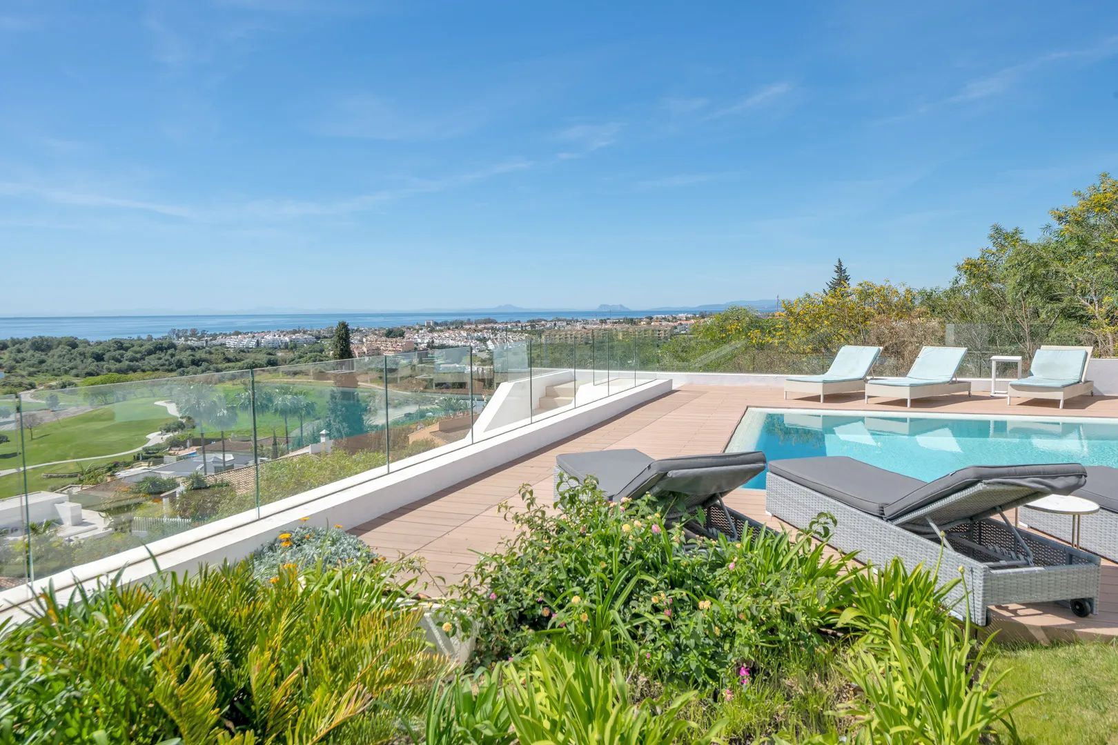 Indrukwekkende luxe villa met panoramisch uitzicht op zee en bergen in El Paraiso, Benahavis foto 37