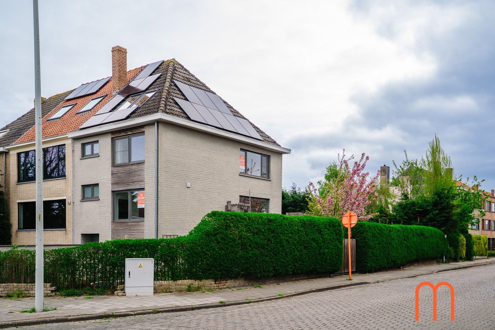 Prachtig gerenoveerde halfopen woning met 4 slaapkamers te koop in Mariakerke foto {{pictureIndex}}