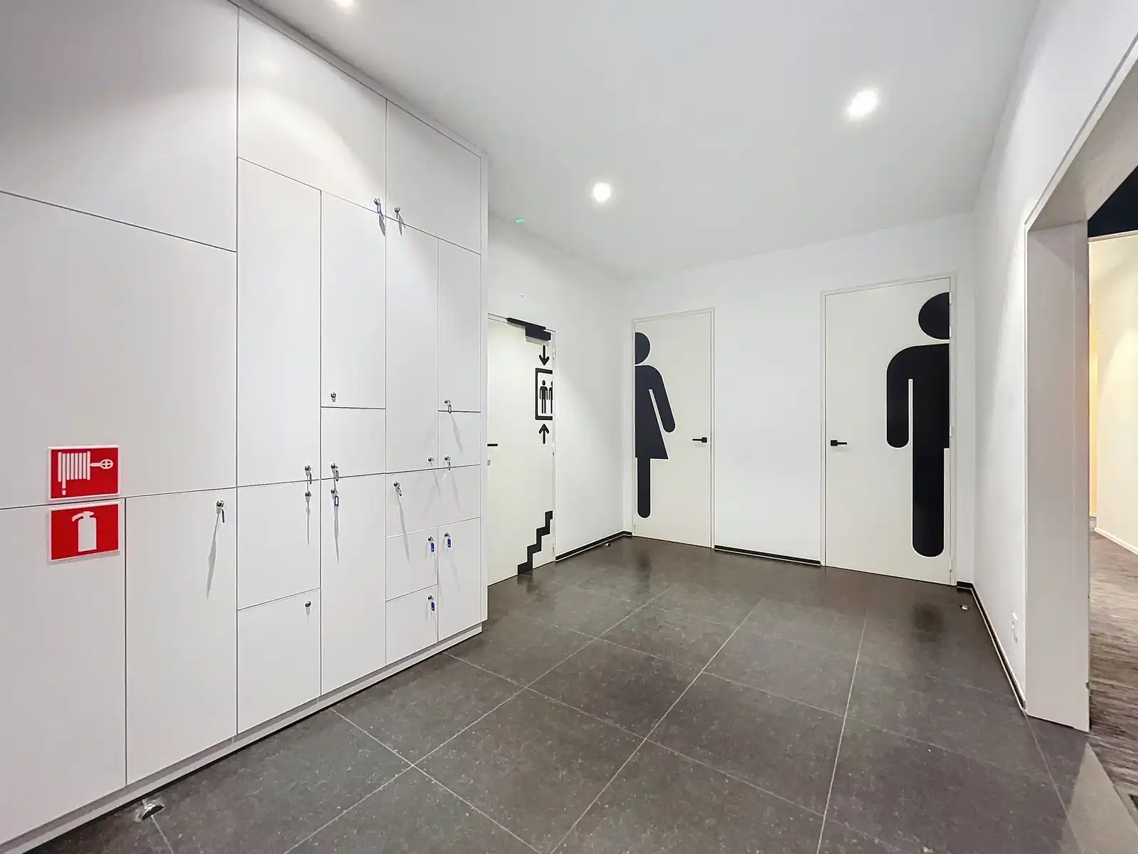 Duplex-kantoorruimte met 6/9 werkplekken in dienstencentrum. foto 23