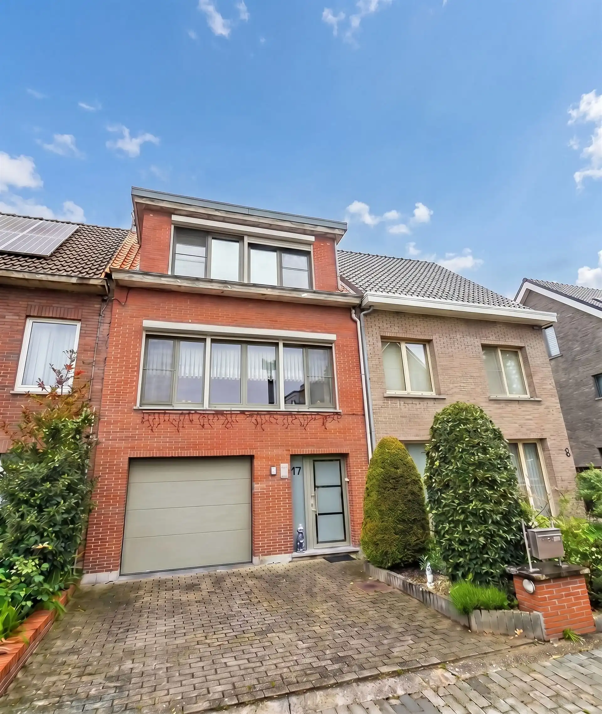Instapklare, gerenoveerde bel-étage woning gelegen in een rustige doodlopende straat nabij het centrum van Kontich foto {{pictureIndex}}