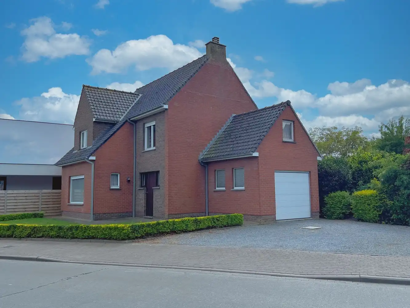 Karaktervolle gezinswoning met zonnige tuin +garage! foto {{pictureIndex}}