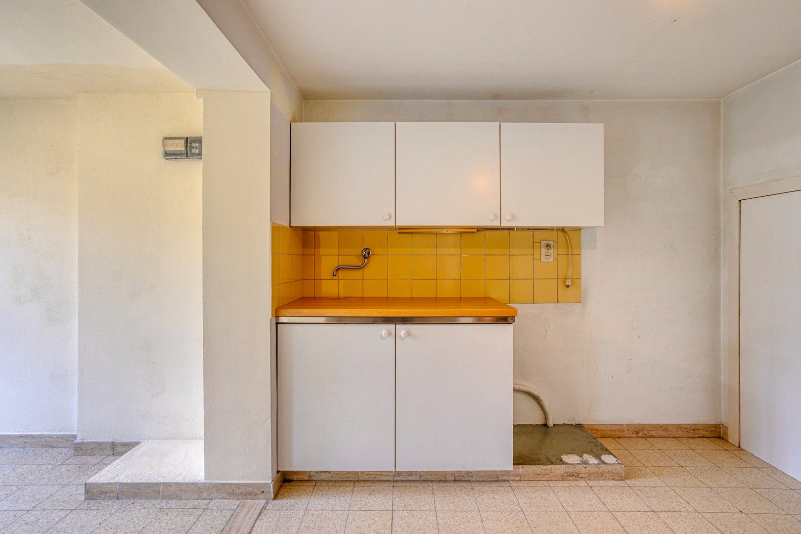 Op te frissen woning met kantoorruimte en garage te Sint-Michiels foto 8