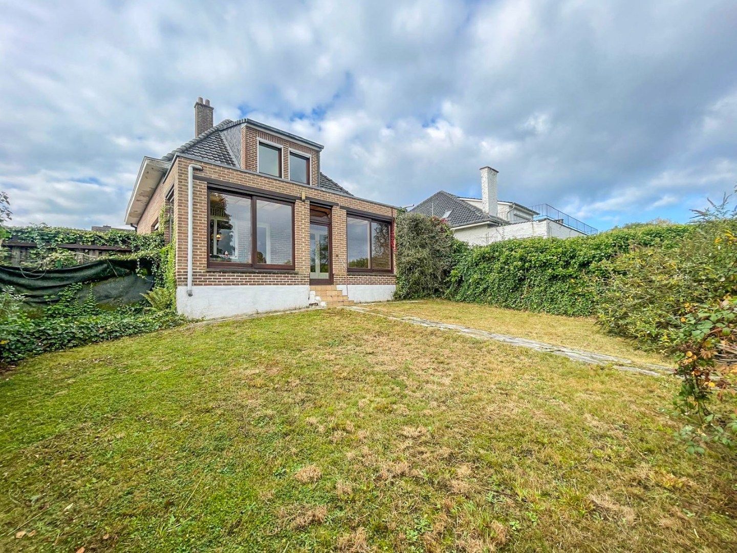 Te renoveren viergevelwoning met tuin foto 7