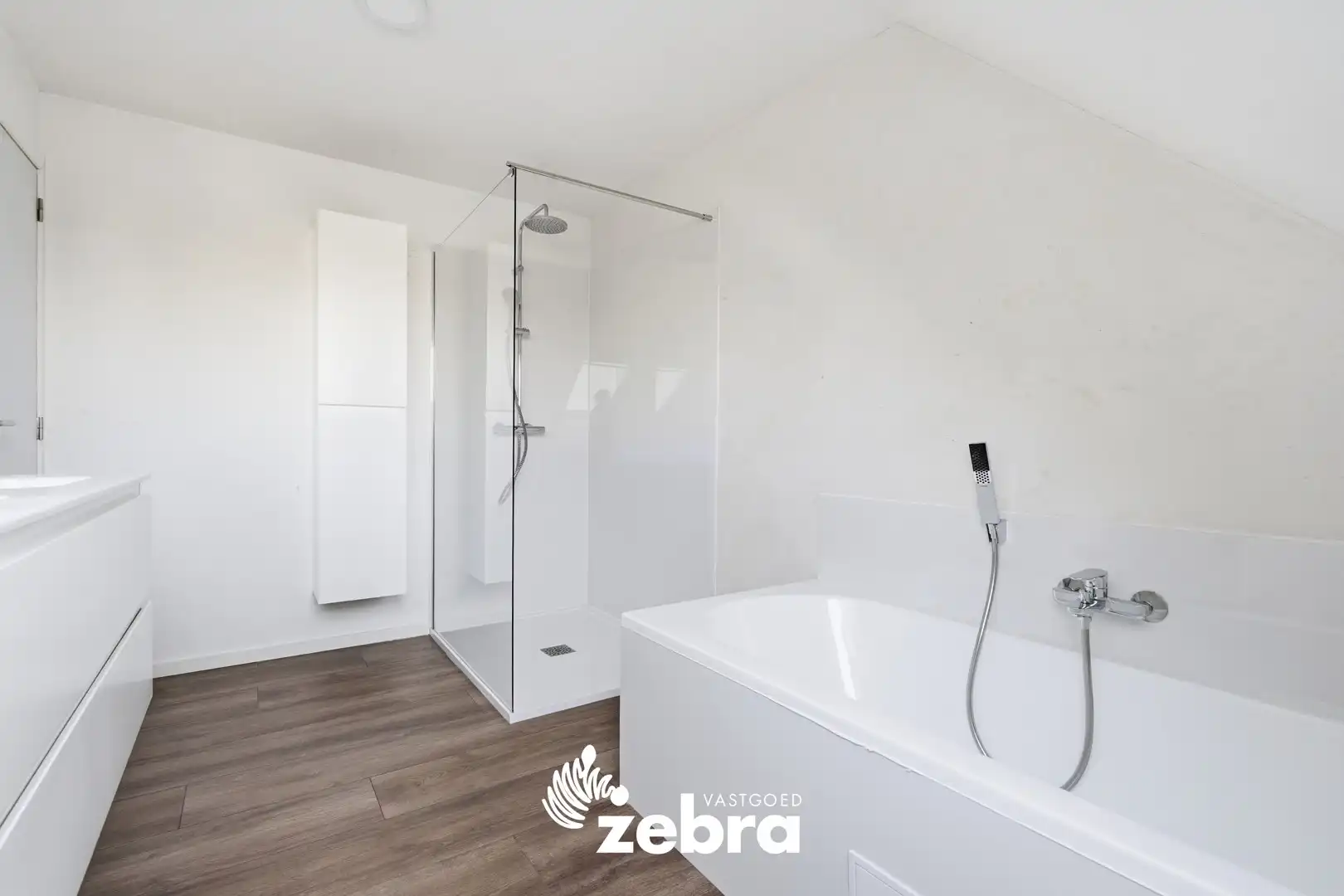Gerenoveerde woning met 3 slaapkamers en tuin te Oostrozebeke! foto 16
