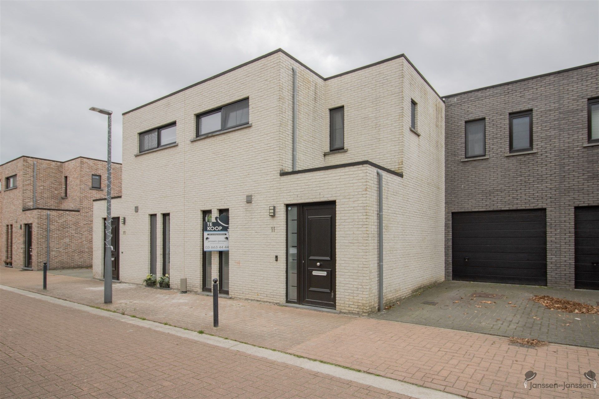 Rustig gelegen woning met 3 slaapkamers en inpandige garage op 223 m² foto {{pictureIndex}}
