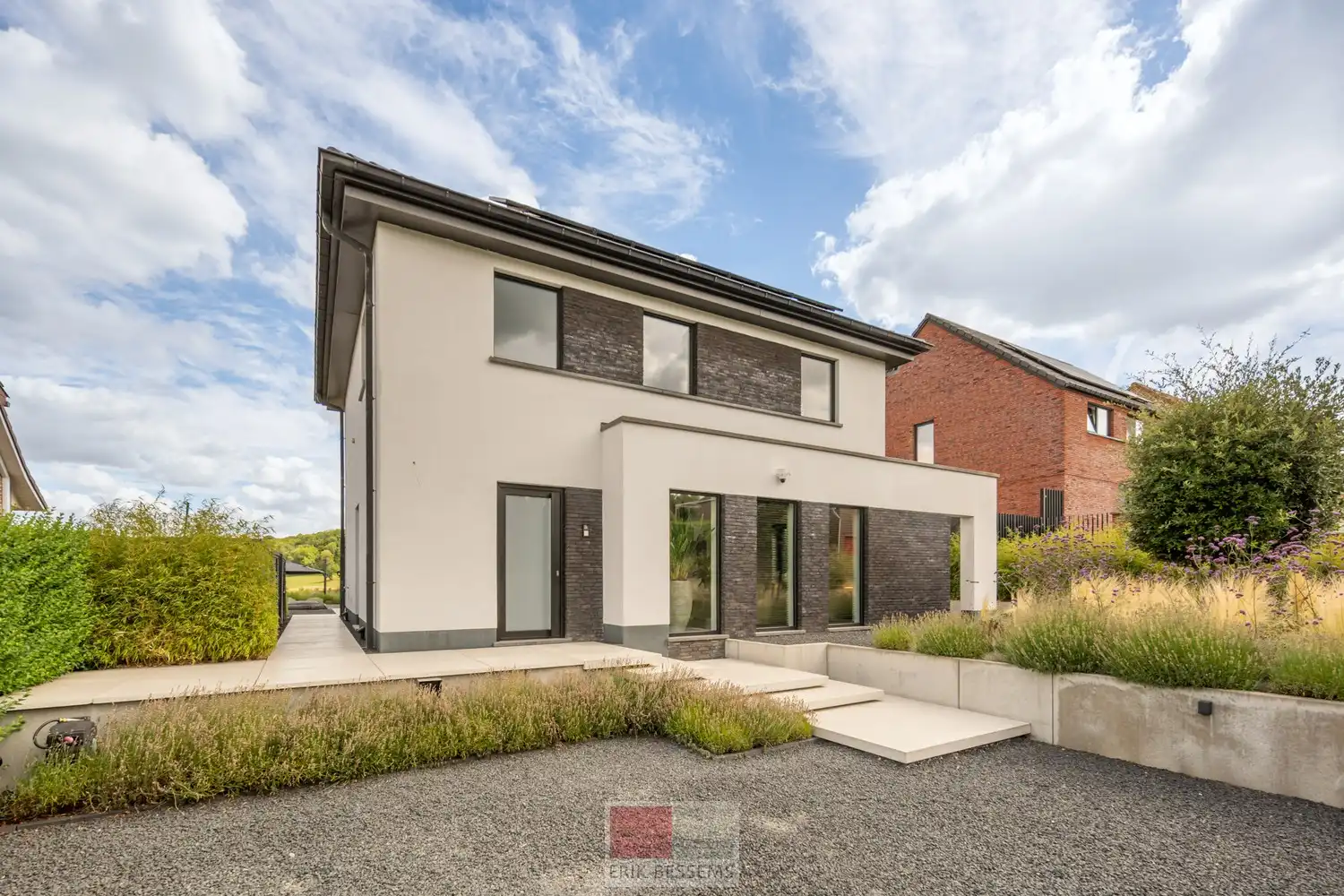 Op een royaal perceel van circa 910 m² ligt deze moderne en energiezuinige woning van circa 177 m² bewoonbare oppervlakte, met een weids panorama over het Limburgse Heuvelland. foto 51