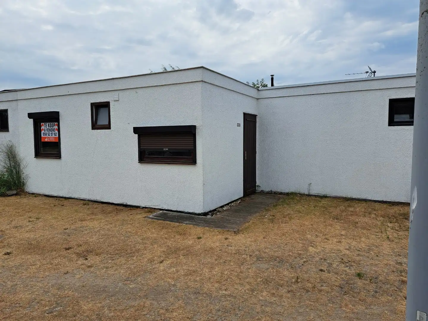 Hoofdfoto van de publicatie: Moderne vakantiewoning met ruim zonnig terras.