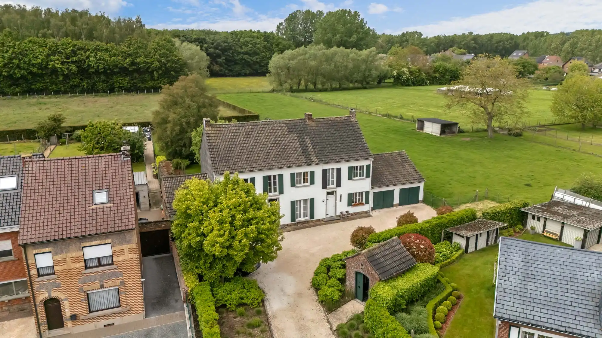 Charmewoningen met aanpalende weide te koop te Pajottegem! foto 2