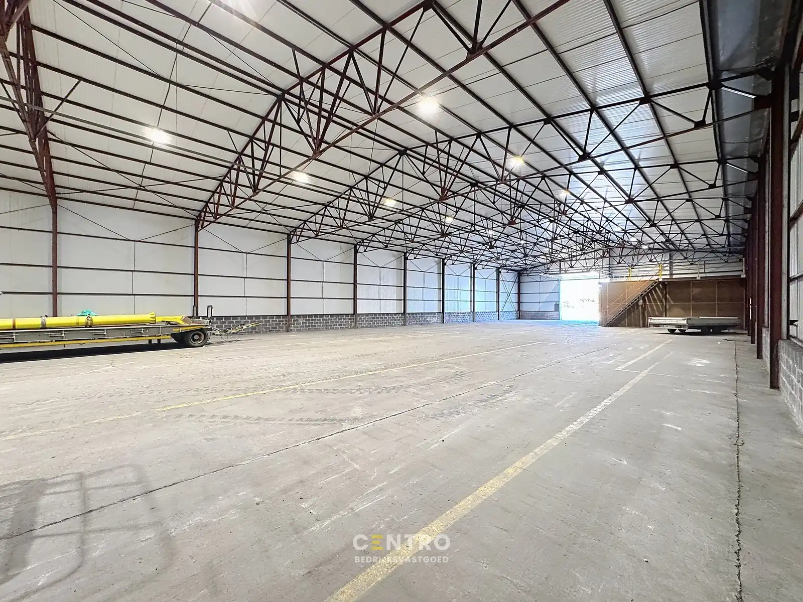 Geïsoleerd MAGAZIJN (1.000m²) te huur met mezzanine (85m² op industriezone te Zedelgem foto 3