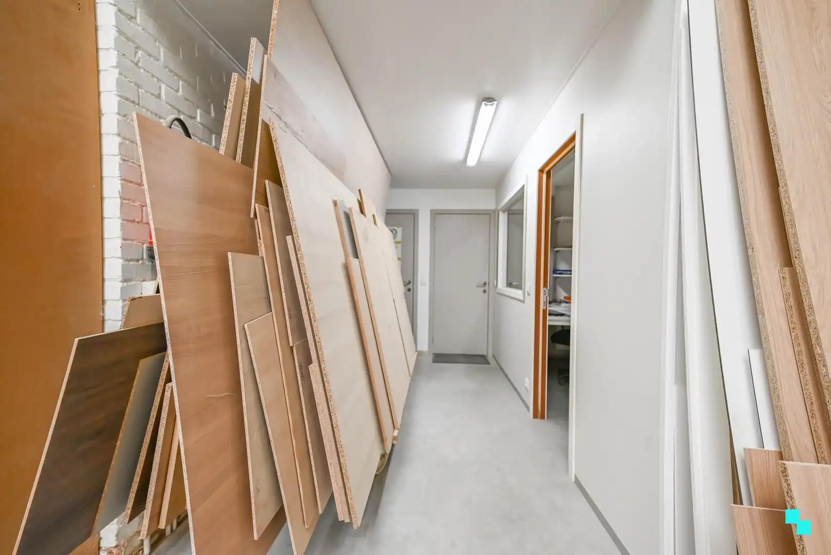 Gunstig gelegen werkplaats / magazijn met bureel en diverse parkeergelegenheid foto 21