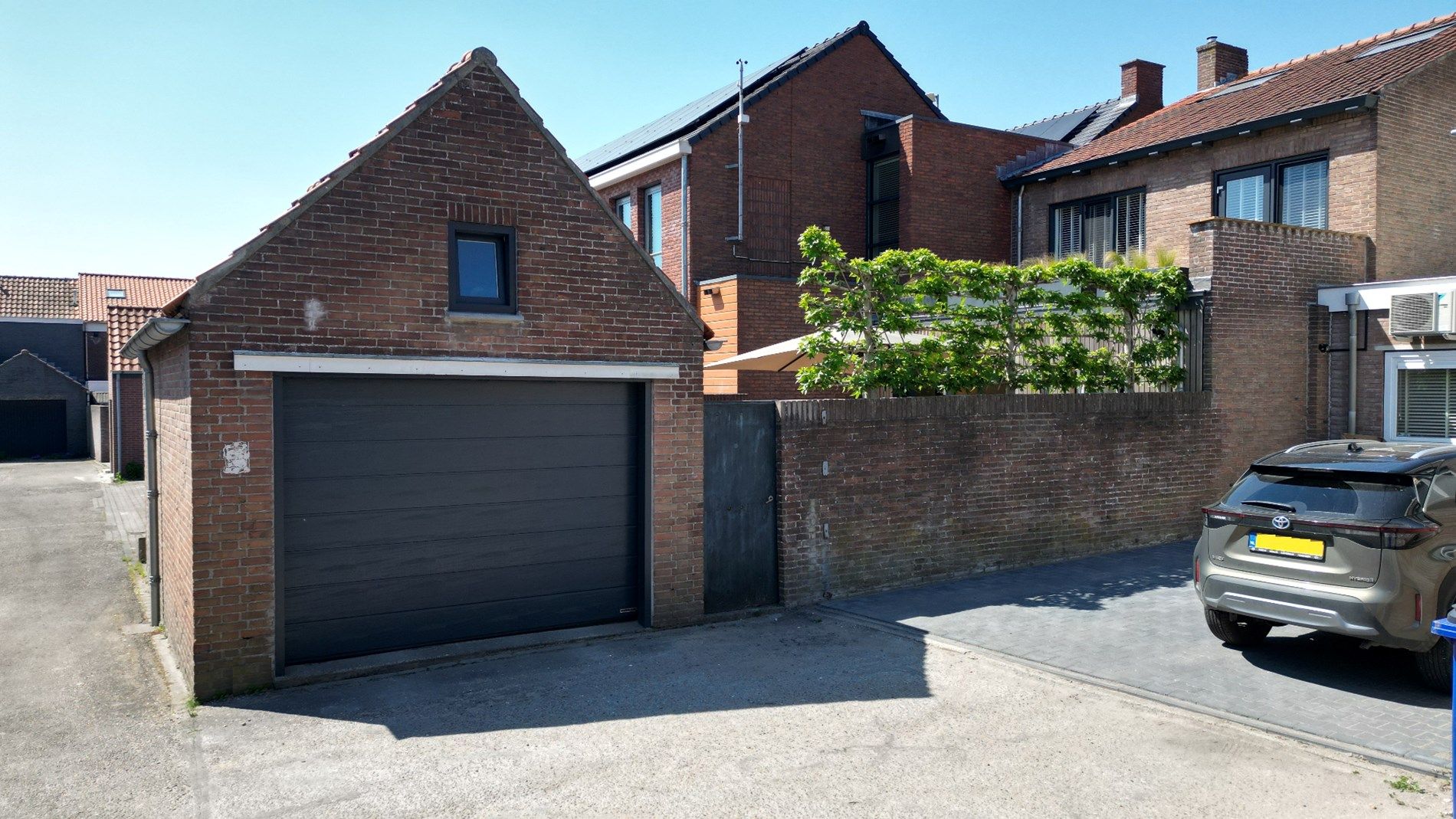 Smaakvolle en grote stadswoning met vrijstaande garage voor het hele gezin foto 45