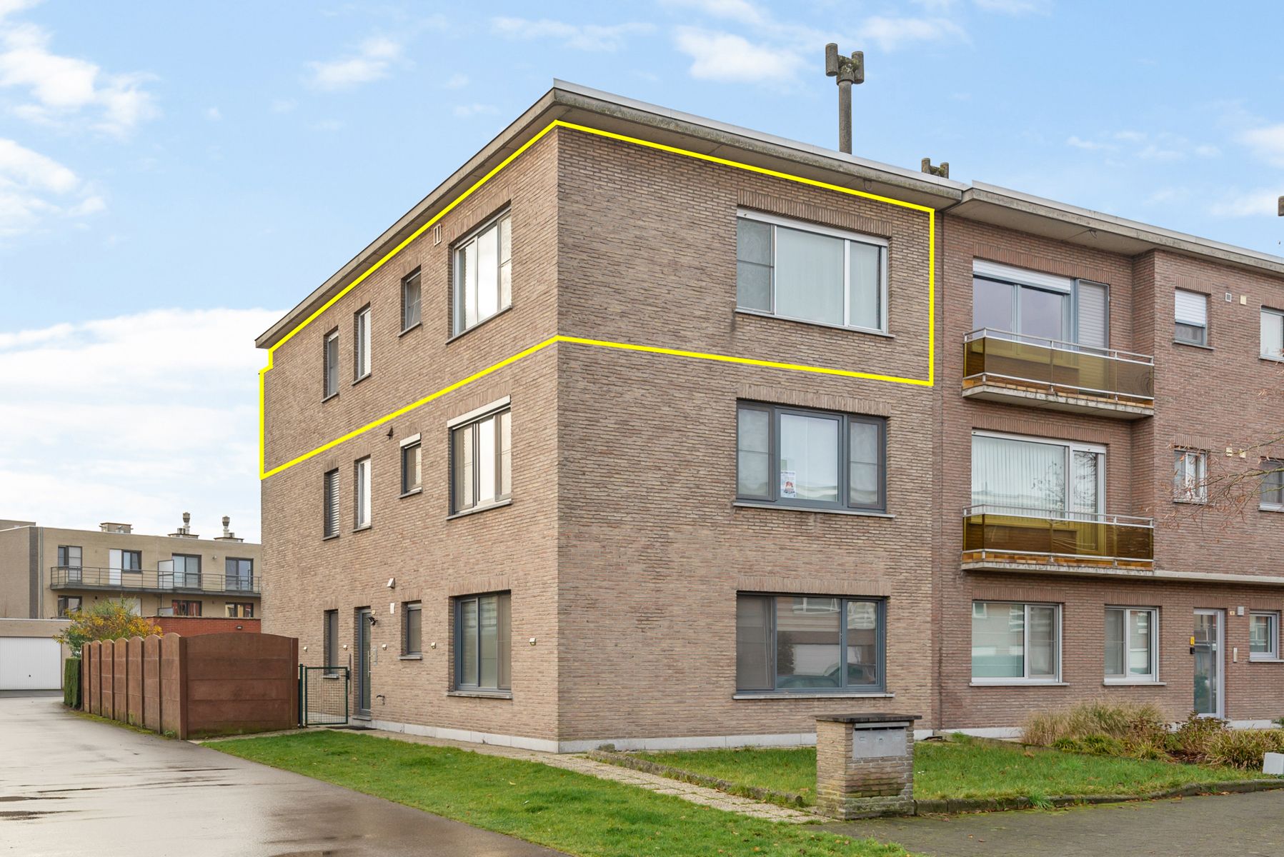 Appartement met terrasje, kelder en garagebox bij centrum foto 4