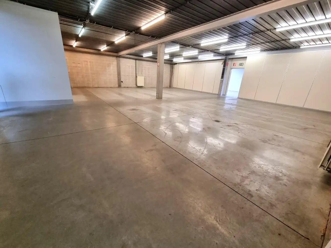 Kantoorgebouw met magazijnruimte, bruto vloeropp 1770 m² op een perceel gelegen van 49a85ca. foto 8