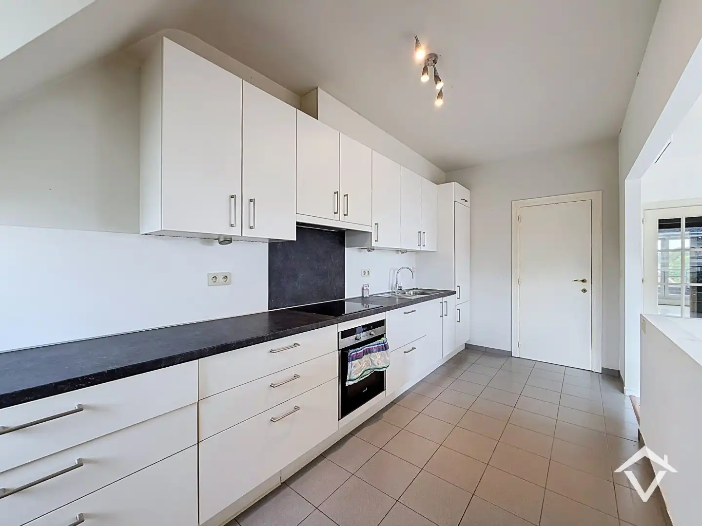 Ruim, gezellig dakappartement met 3 slaapkamers in centrum Roeselare  foto 9