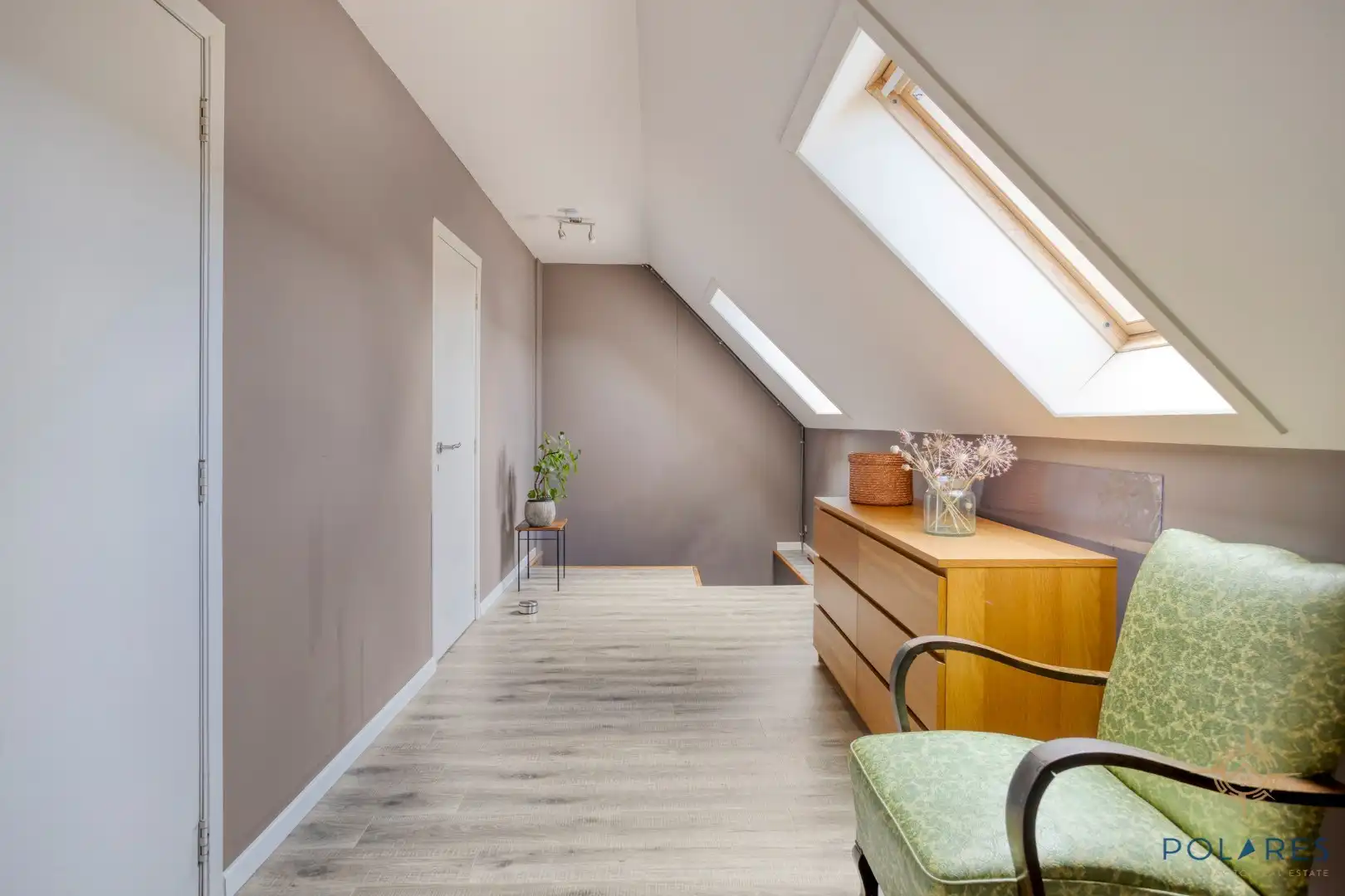 Goed gelegen taverne met woonst en grote parking foto 28