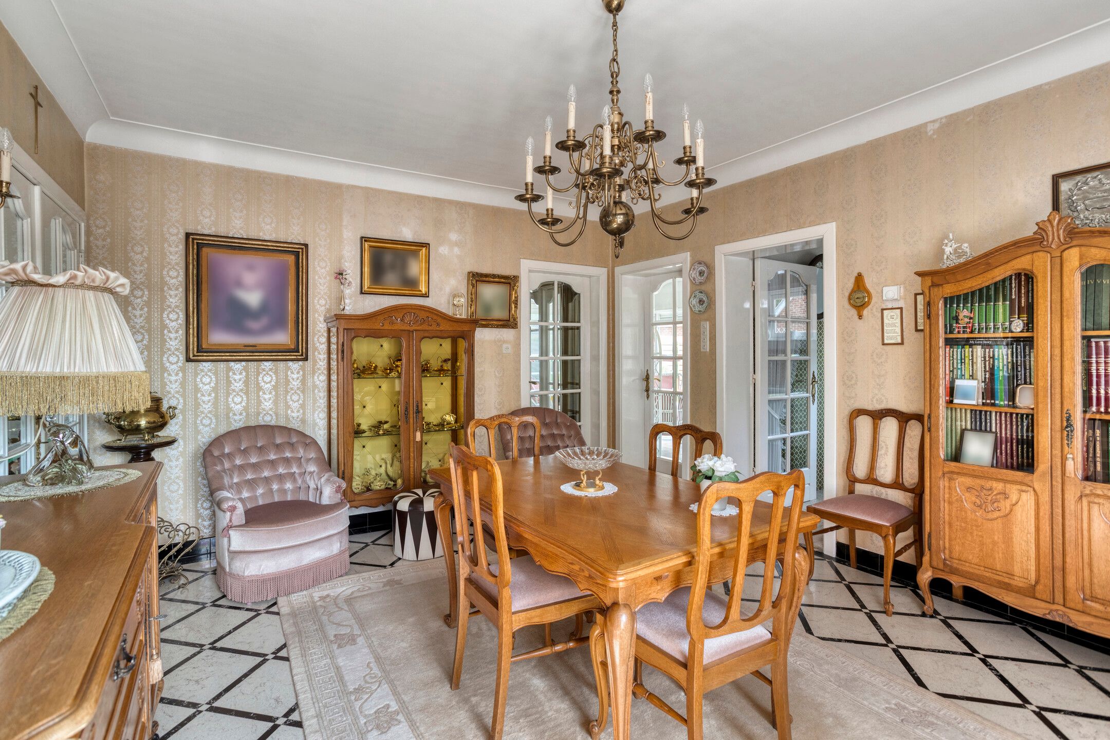 Te renoveren woning met veel potentieel foto 10