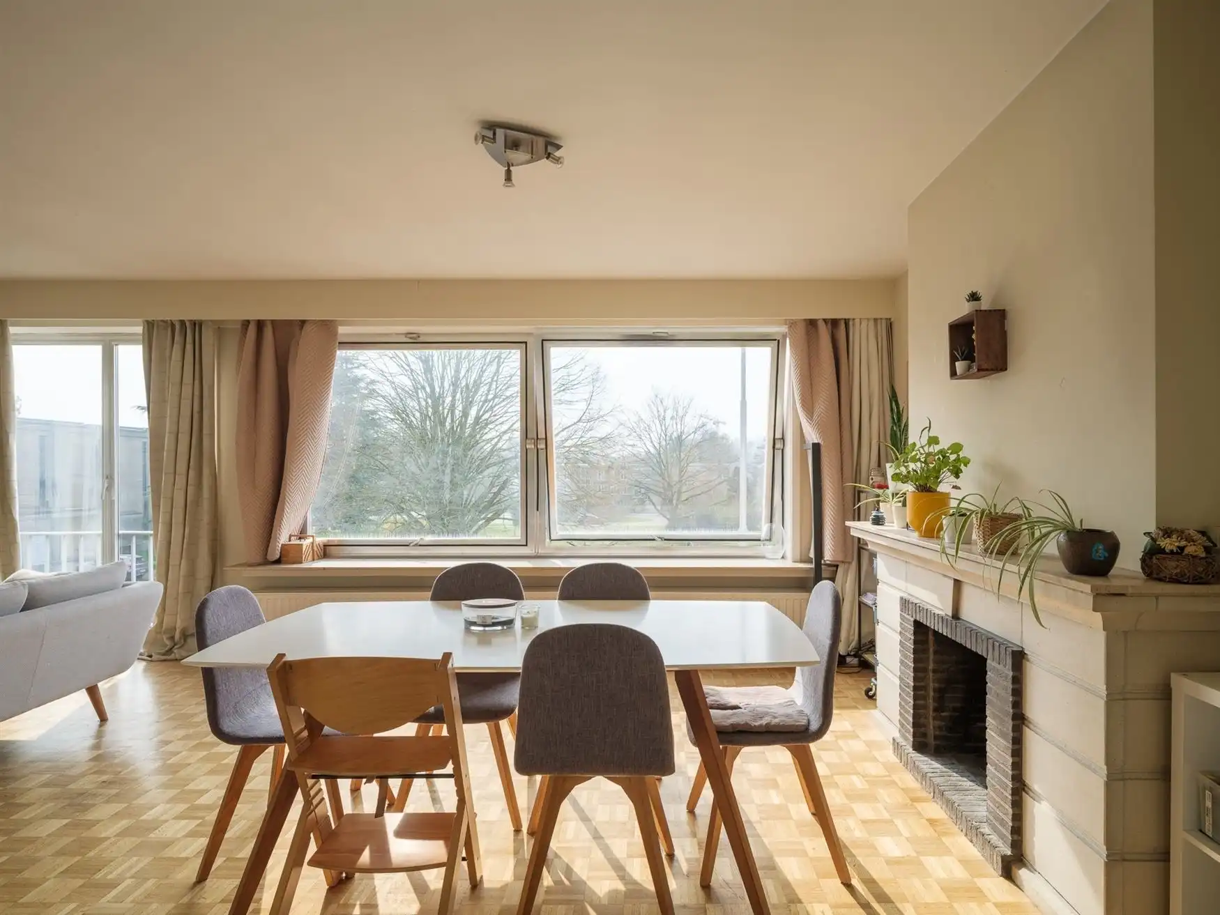 Ruim appartement met 3 slaapkamers aan groen plein foto {{pictureIndex}}