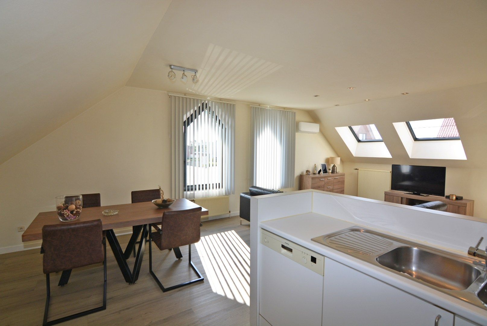 Modern appartement met 2 slpks en parking. foto 10