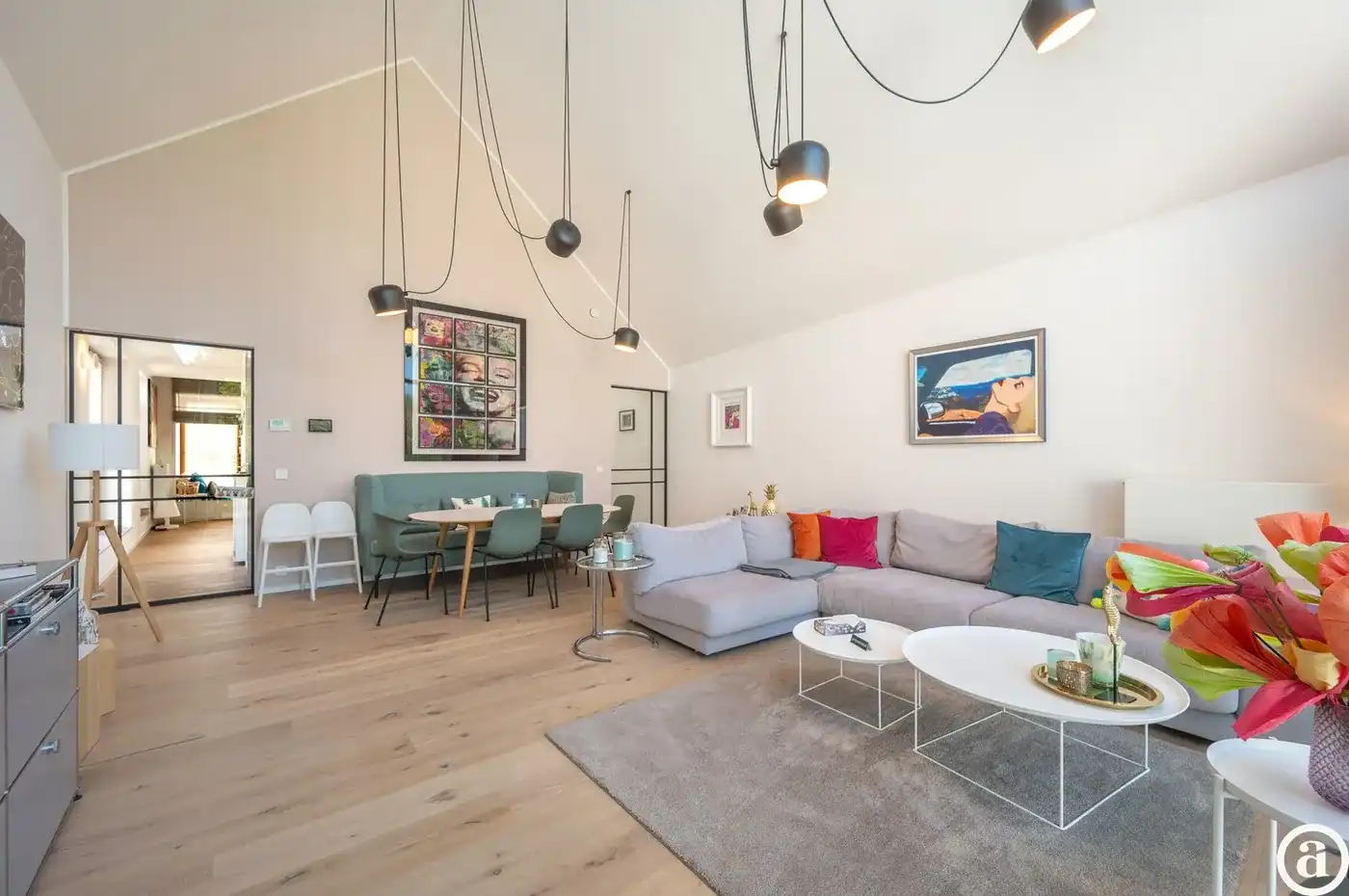 Recente woning aan het karaktervolle Oosthoekplein.          foto 4
