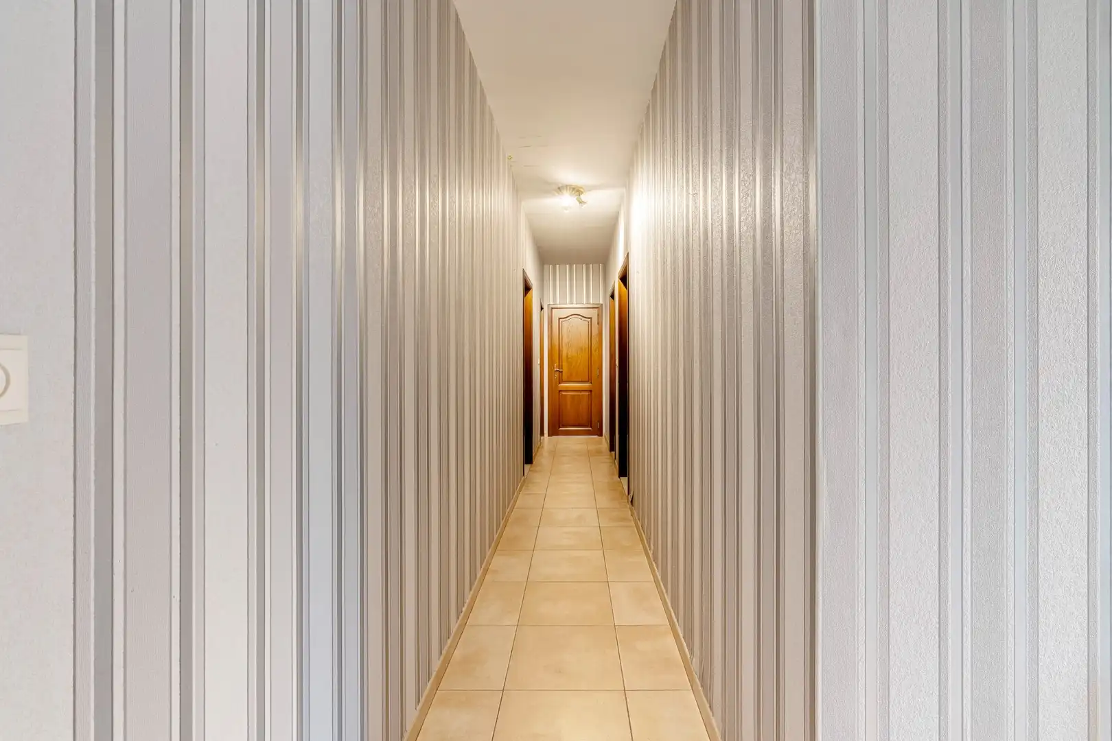 Gelijkvloerse bungalow met 2 slaapkamers, garage en riante tuin op toplocatie foto 19