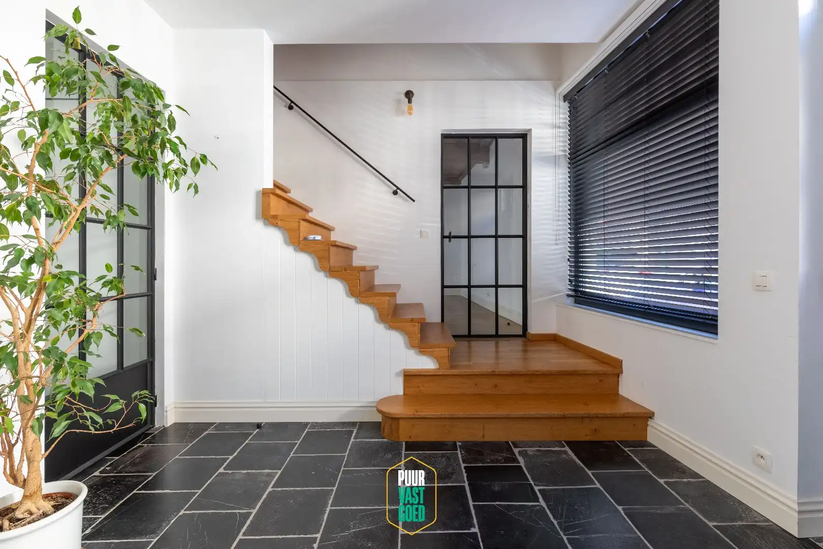 Prachtig gerestaureerde hoekwoning met dubbele garage bij 't Zand foto 3