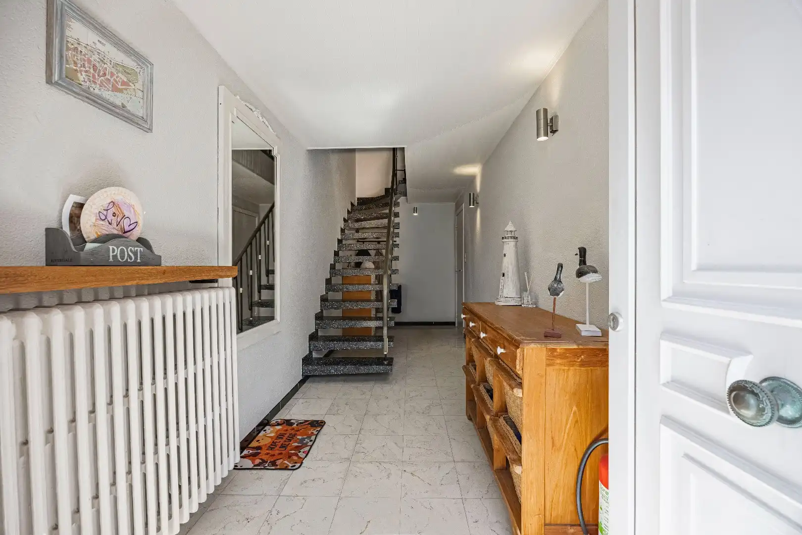 Instapklare bel-etagewoning met garage, zonnepanelen en aangename buitenruimte in het centrum van Heist. foto 10
