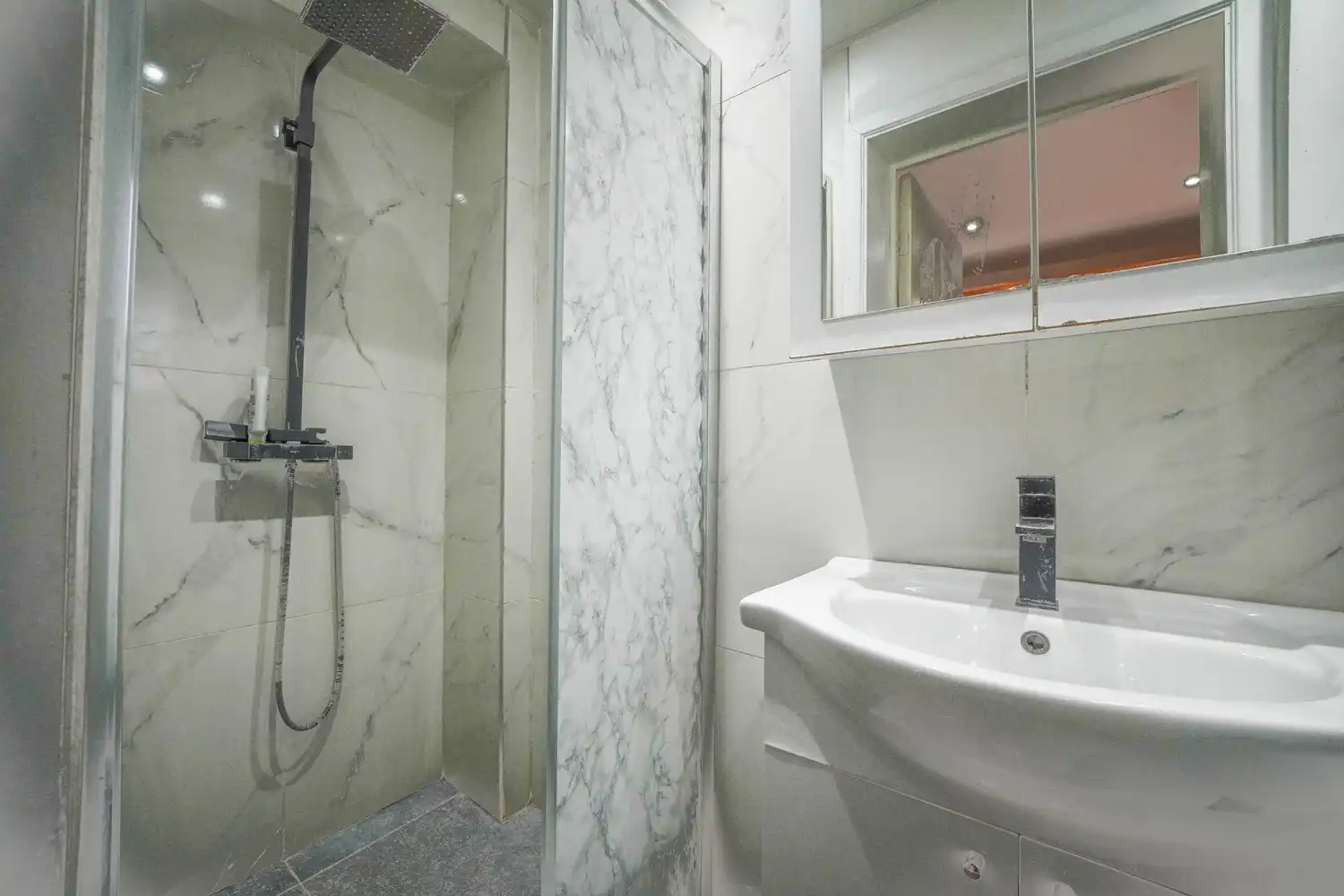 Instapklaar appartement met terras in Jette foto 15