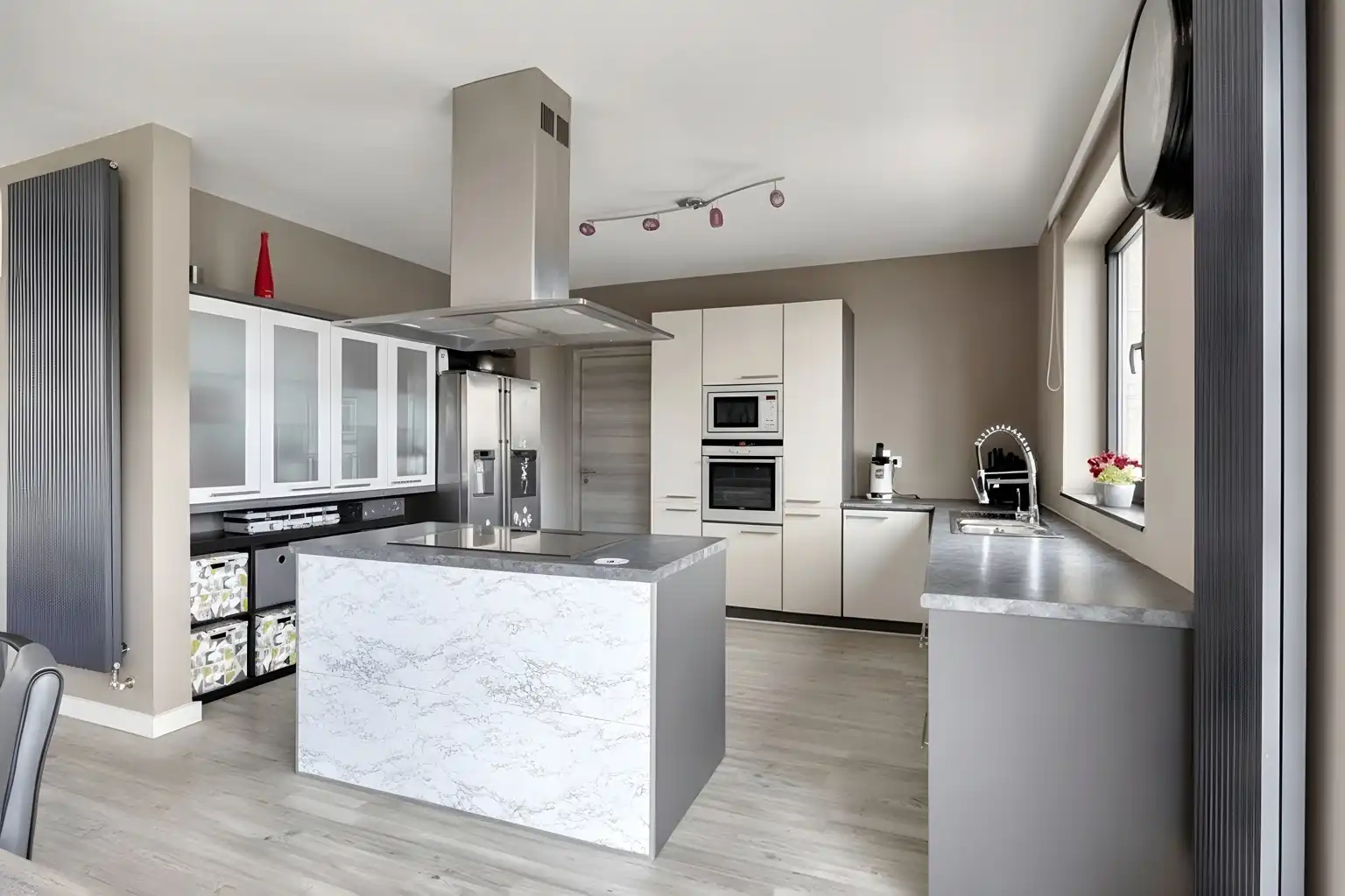 INSTAPKLARE WONING MET PRAKTIJKRUIMTE/BUREEL EN ZWEMBAD foto 7