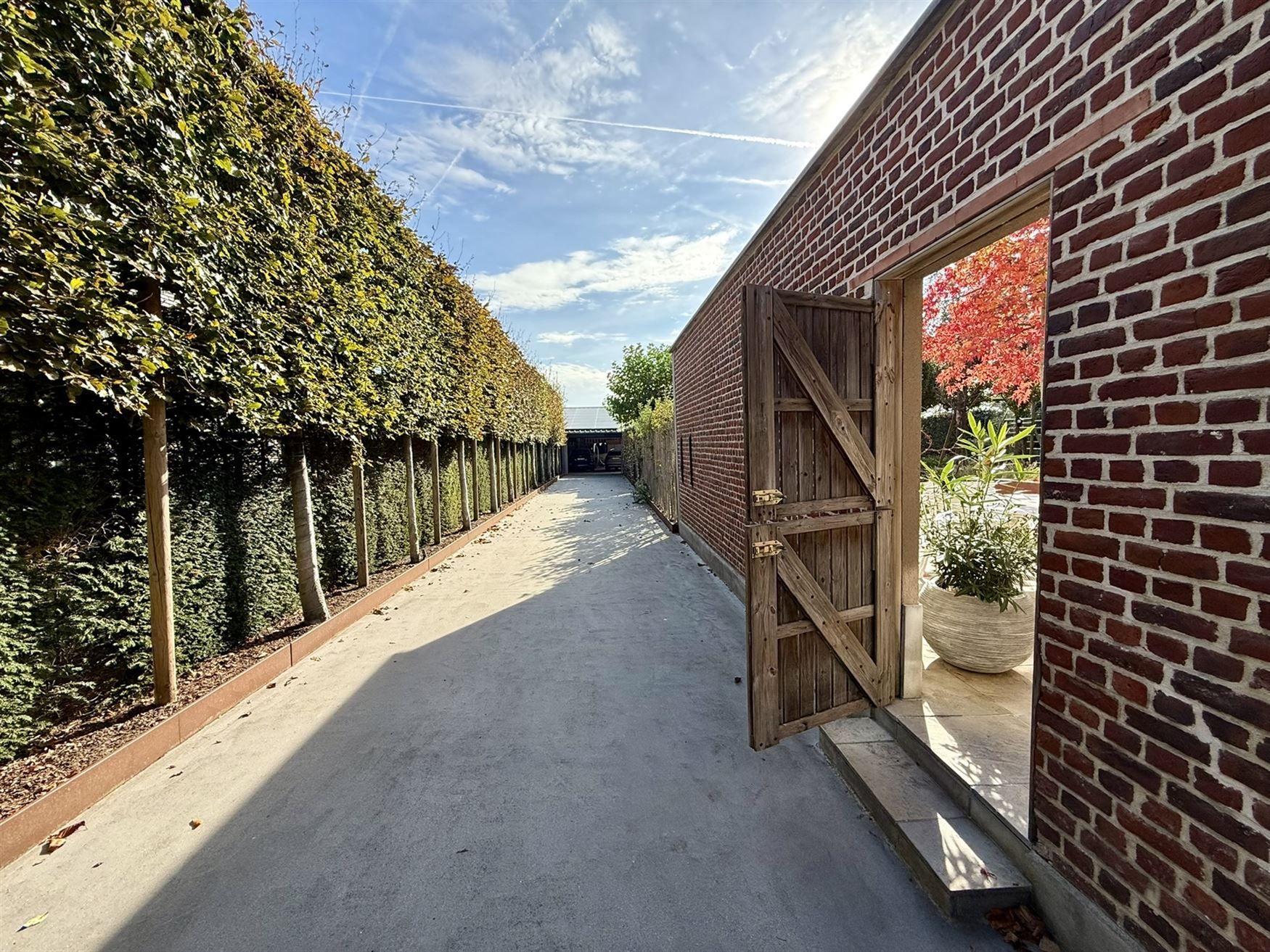 Hoogwaardig afgewerkte herenwoning met zicht op groen en volledige privacy in het hart van Bottelare. foto 4