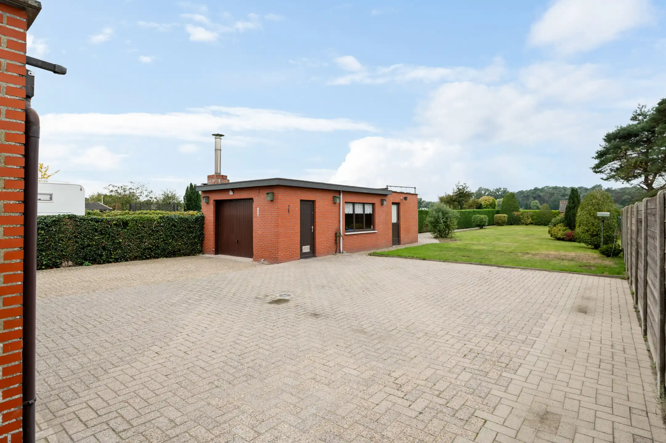 Charmante woning met grote tuin foto 16