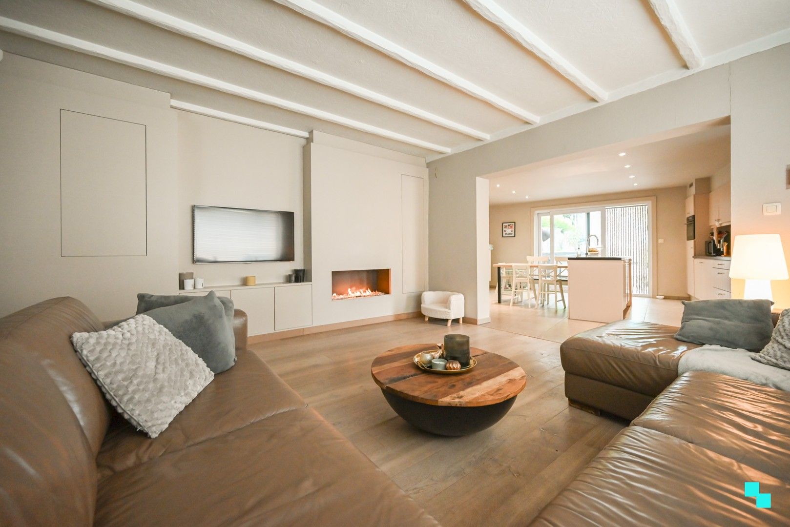 Ruim magazijn met kantoorruimtes en woonst te Lendelede foto 11