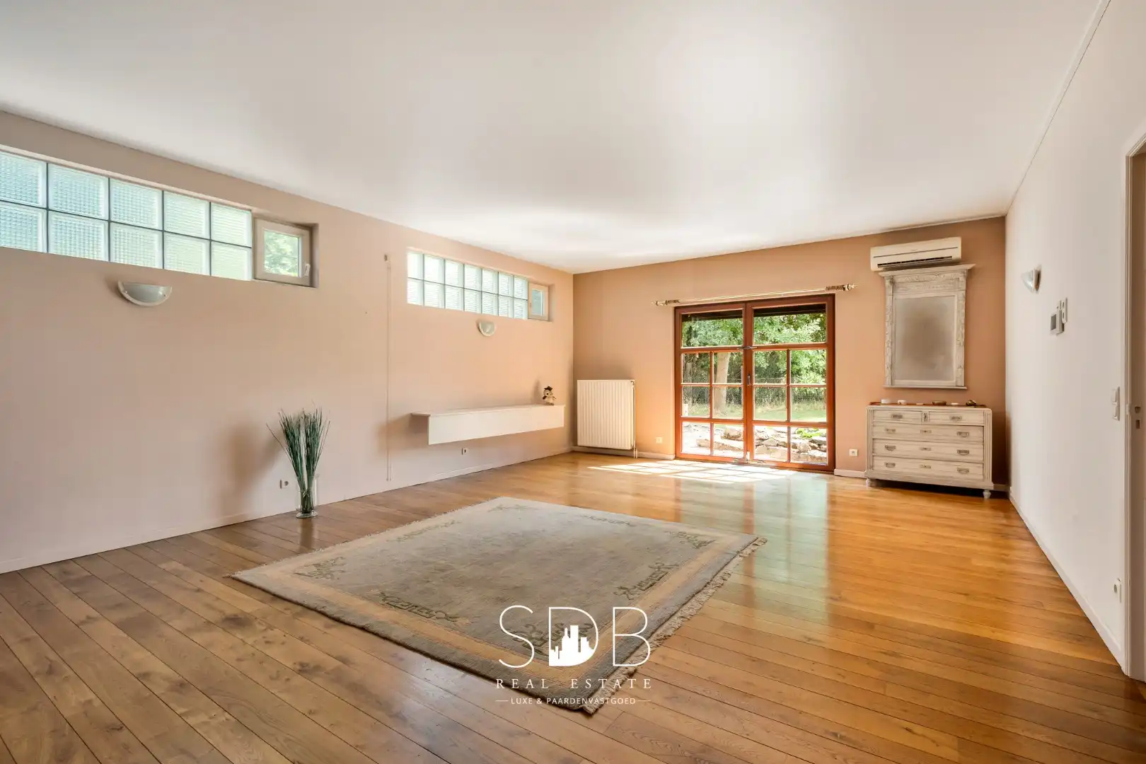 Hedendaagse villa met gezinstuin en graslanden op 7.496m² foto 14