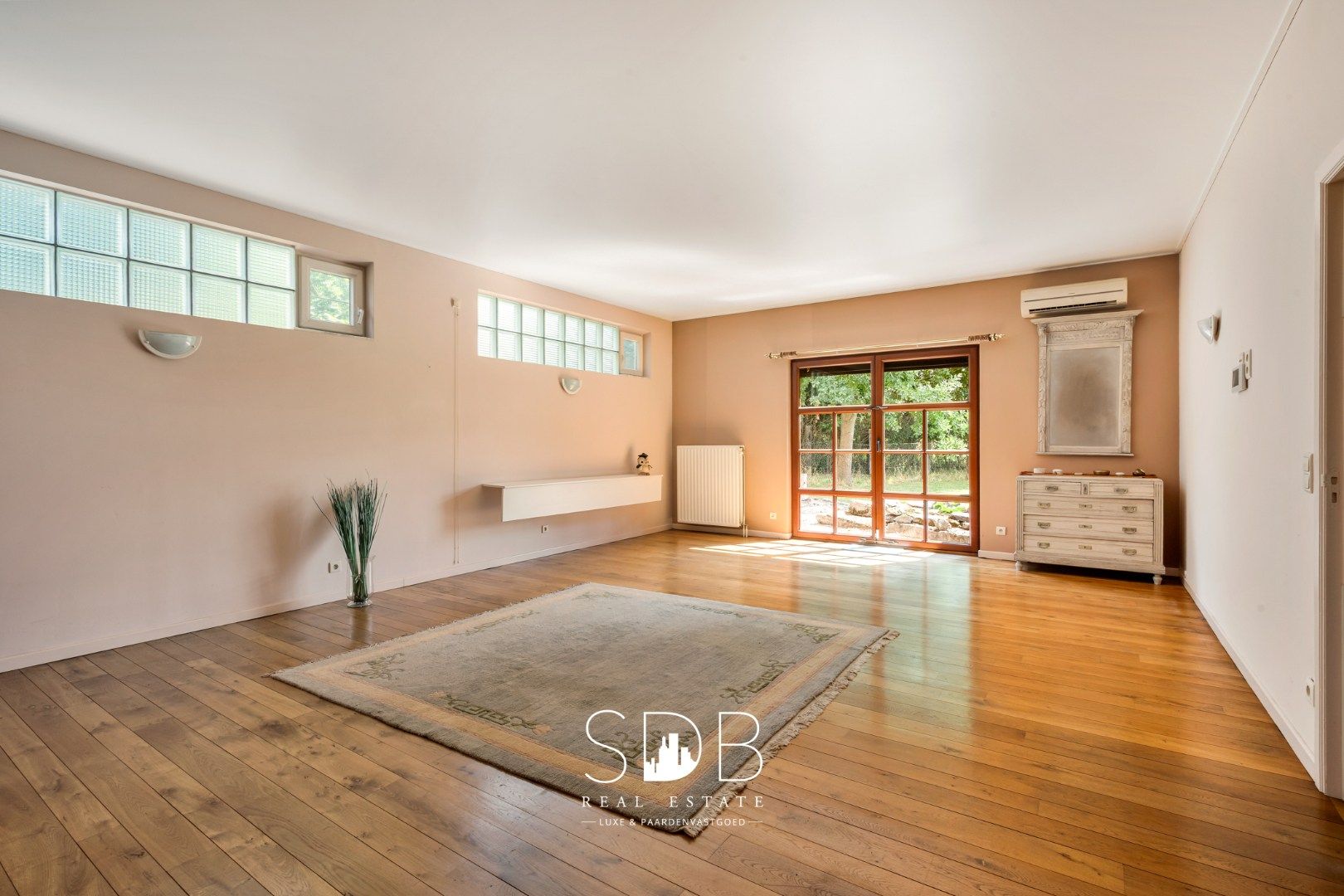 Hedendaagse villa met gezinstuin en graslanden op 7.496m² foto 15