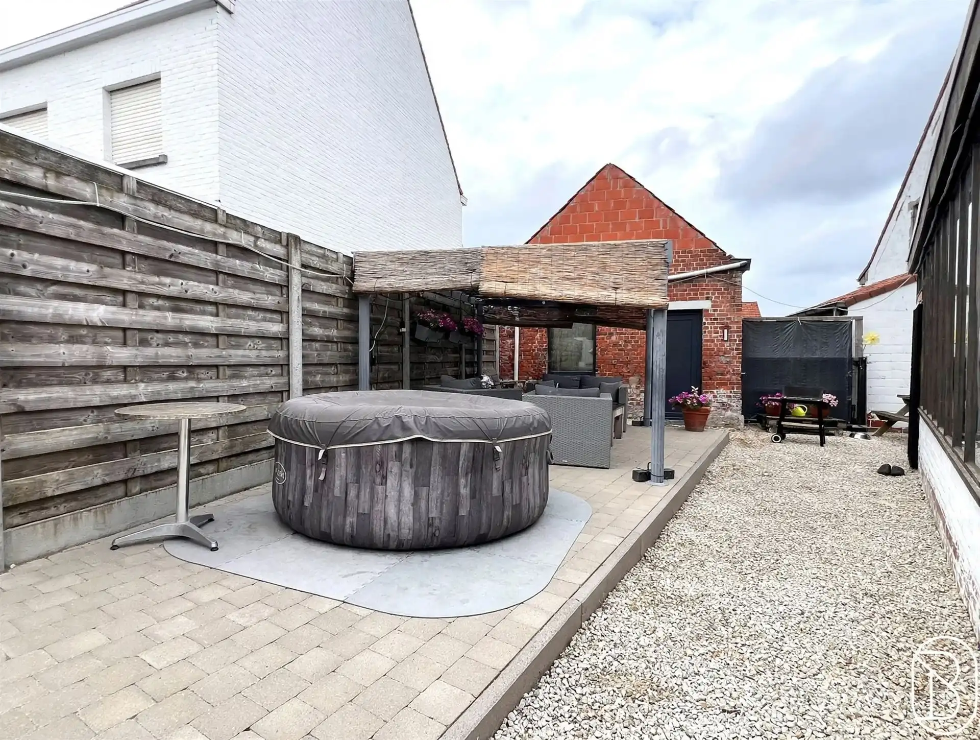TOFFE DEGELIJKE DEELS GERENOVEERDE WOONST MET TUIN & GARAGE! foto 4
