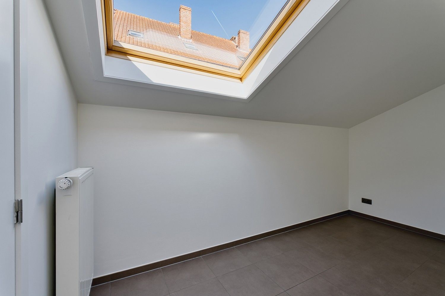 Moderne lichtrijke energiezuinige HOB-woning met koertje centrum Brugge-West, in doodlopend straatje, nabij ’t Zand, Smedenstraat, Concertgebouw en Vesten.  Werkelijk 100% instapklaar. Alle ruimtes en traphal opnieuw geschilderd.  Nieuwbouw 2011, EPC label B. Werkelijk alle winkels en openbaar vervoer in de buurt. AZ Sint-Jan op max. 10 min fietsen. Gelijkvloers met inkom en gastentoilet, living met moderne open keuken en toestellen.  Op verdieping 2 ruime slaapkamers, badkamer met toilet, lavabomeubel met spiegelkast, douche en handdoekdroger. Aparte wasplaats voor wasmachine en droogkast.  Alle nutsvoorzieningen aanwezig. Dubbel glas, aluminium ramen en schuifraam achteraan, Vaillant HR-ketel op aardgas met programmeerbare thermostaat. Proximus Fiber alsook Telenet aanwezig. Plaats voor fietsen of e-bike aan muuranker zijgevel buiten. Onmiddellijk vrij bij akte.  Ideaal voor 1 of 2 personen, ideaal voor koppel of alleenstaande,  ideaal voor studenten, ideaal voor starters of... foto 10