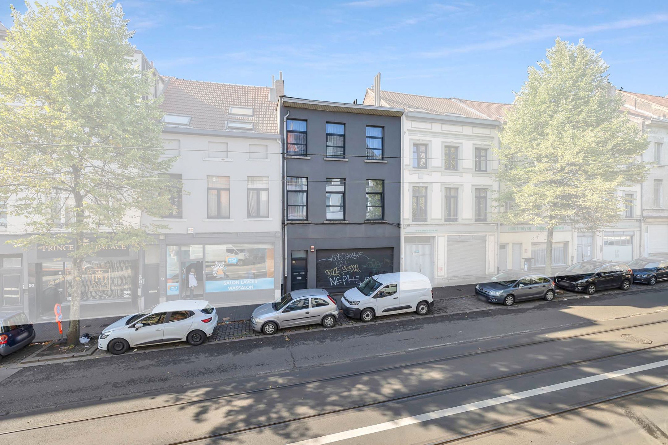 Appartementsgebouw met handelsgelijkvloers in Molenbeek foto {{pictureIndex}}