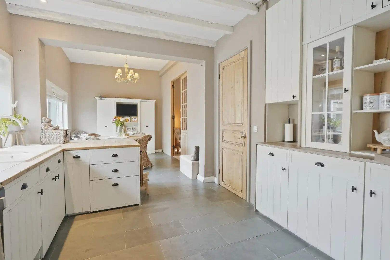 Sfeervol ingerichte woning met 7 slaapkamers, 4 badkamers en ruime garage in Watou. foto 6